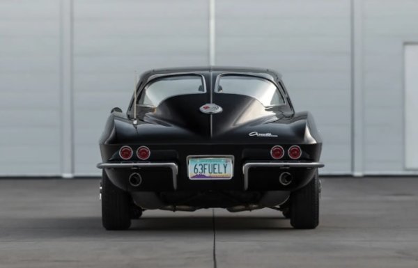 Дизайнът на разделеното задно стъкло на Бил Мичъл помогна на второто поколение Corvette да предизвика сензация, когато се появи за моделната година '63. За съжаление, това беше и единствената година с емблематичното решение.

Нищо че изглежда яко сега, не всички го харесаха. Най-вече Захарий Аркус-Дунтов, бащата на модела, който се дразнеше от видимостта на шофьора. Така през 1964-а Corvette пристигна с цяло задно стъкло.